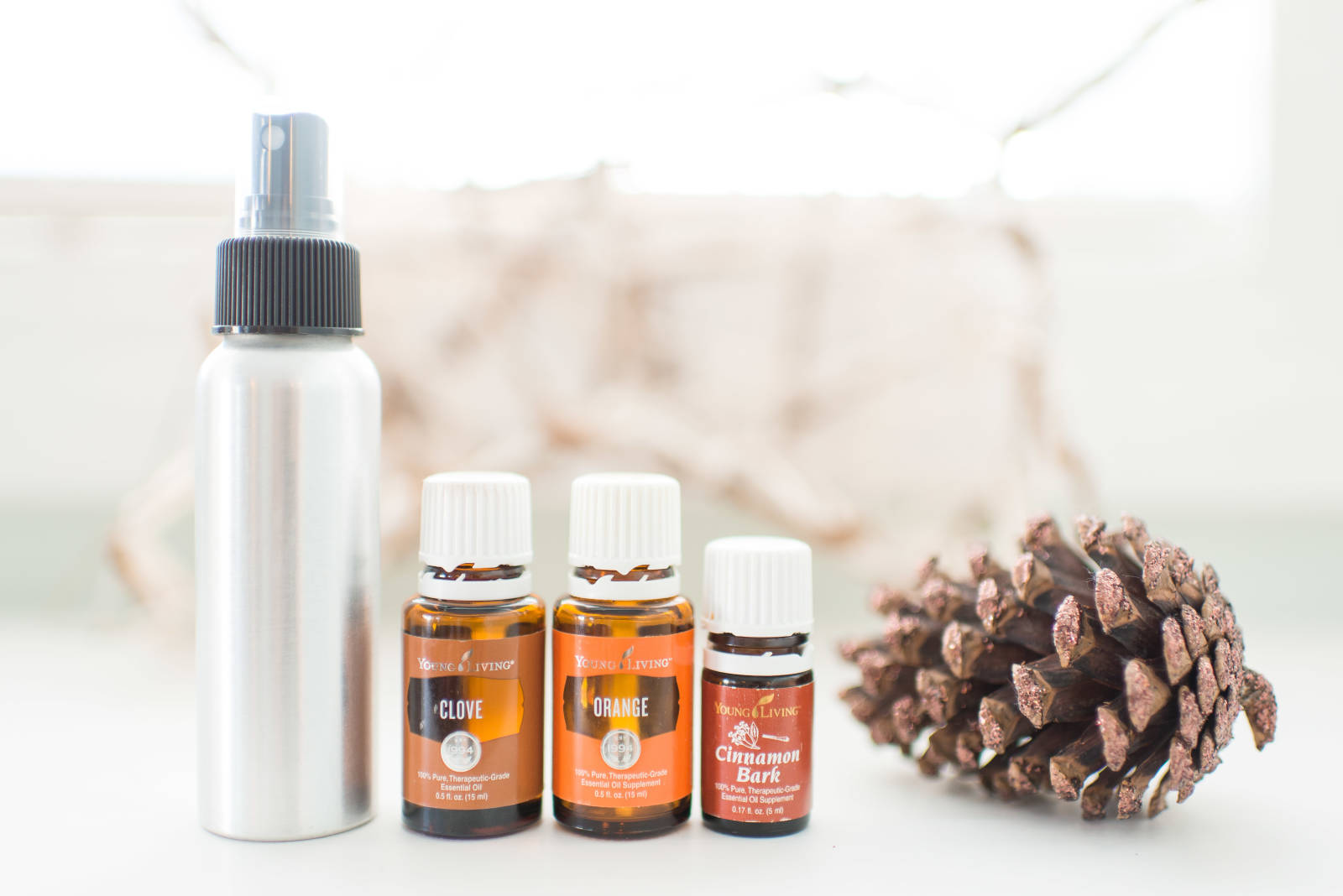 5 UPLIFTING DIY HOLIDAY ROOM SPRAYS