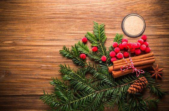 7 Ways to Use Essential Oils During the Holidays